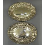 A pair of Edwardian silver gilt platters. 32 cm wide (37.