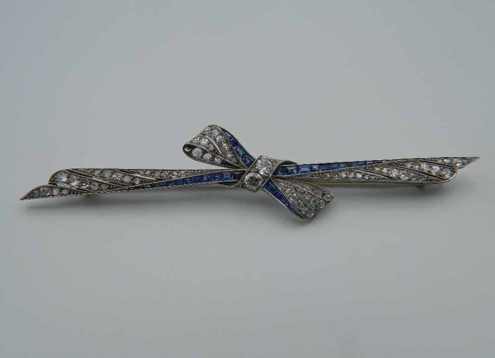 An Edwardian platinum diamond and sapphire bow brooch with an 18 ct gold pin. - Image 2 of 9