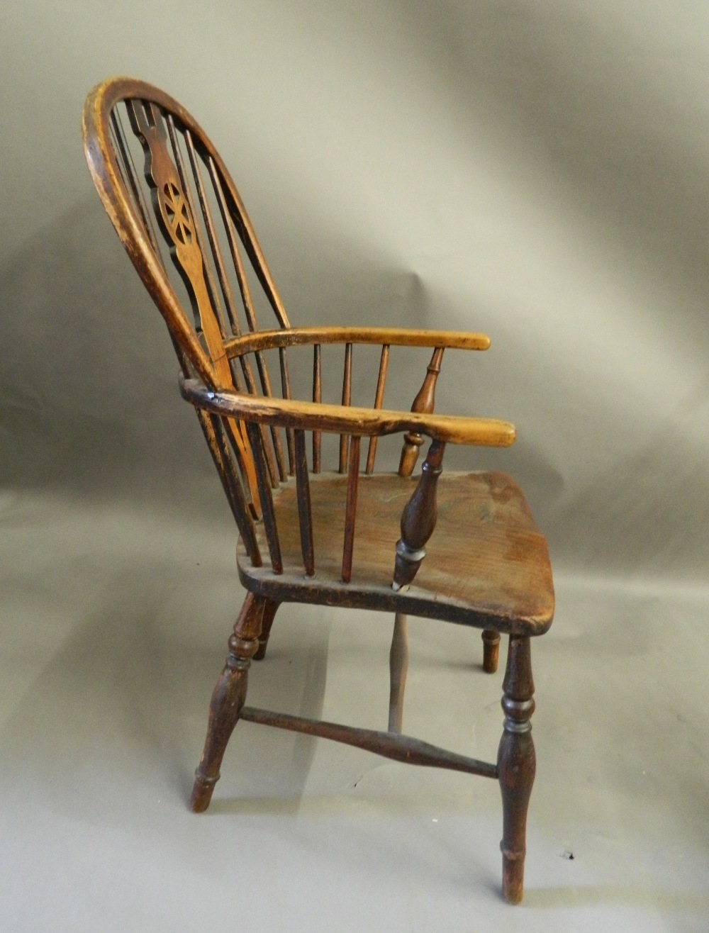 Two 19th century elm seated Windsor chairs. The largest 59 cm wide. - Image 3 of 7