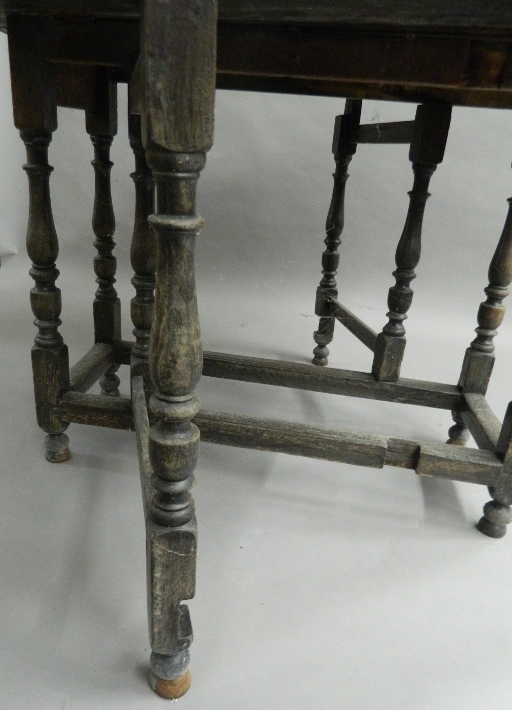 An 18th century style drop-leaf table. 101 cm wide. - Image 4 of 4
