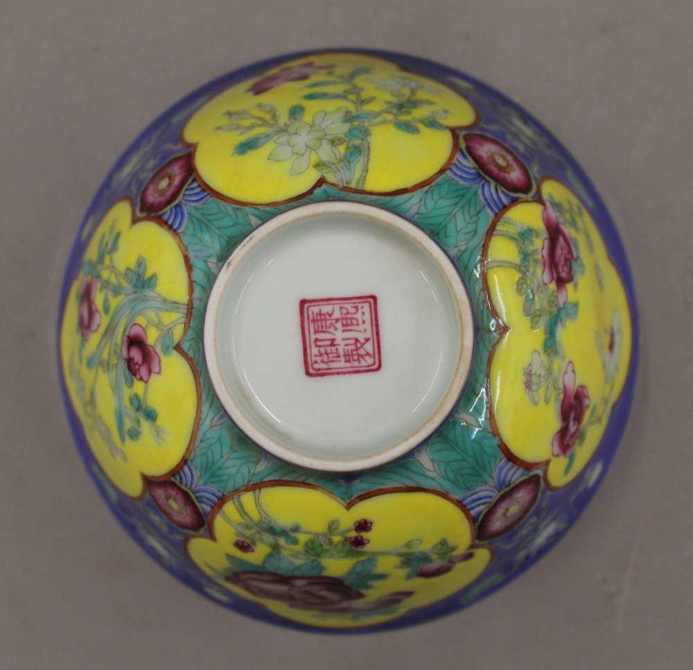 A Chinese yellow and blue porcelain bowl. 15 cm diameter. - Image 2 of 3