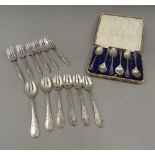 A case set of silver teaspoons each decorated with golf clubs (79.