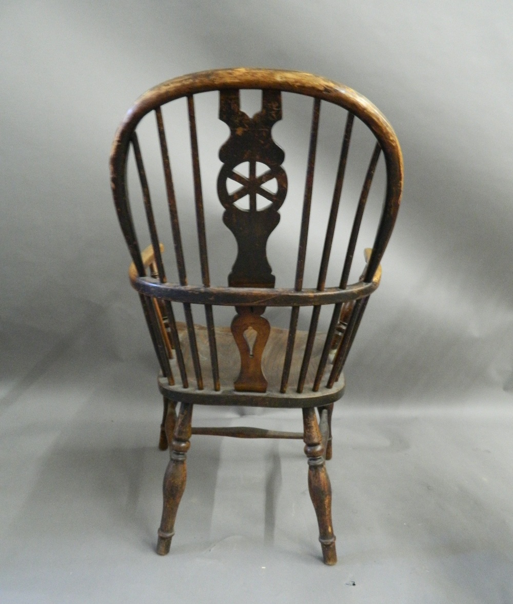 Two 19th century elm seated Windsor chairs. The largest 59 cm wide. - Image 4 of 7