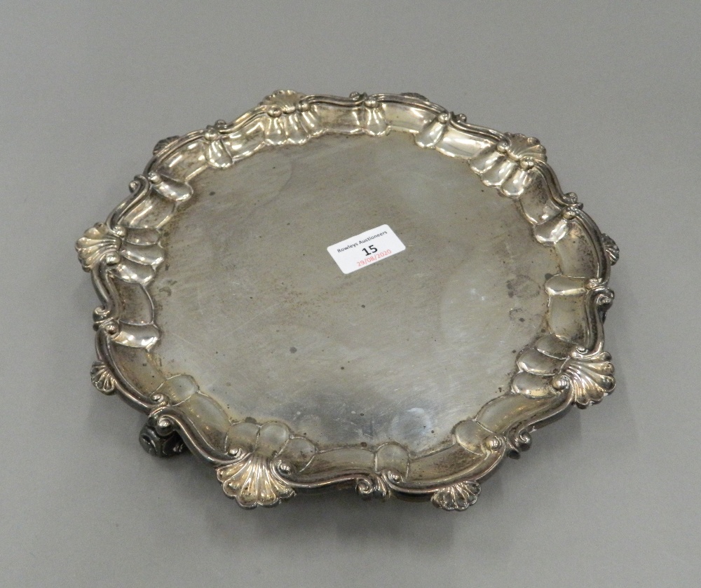 A Georgian silver salver. 28 cm diameter (30 troy ounces).