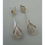 A pair of mother-of-pearl earrings. 5.5 cm high.