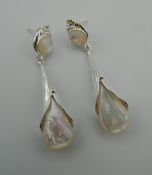 A pair of mother-of-pearl earrings. 5.5 cm high.