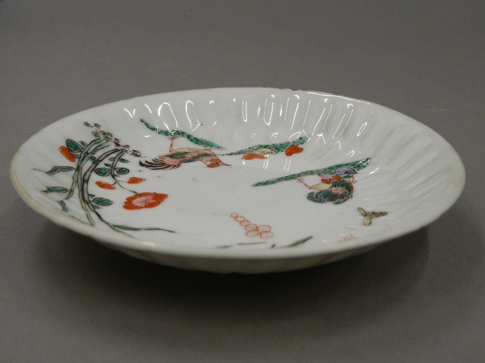 A small Japanese Kakiemon dish Decorated with chickens, butterflies and floral sprays. - Image 4 of 10