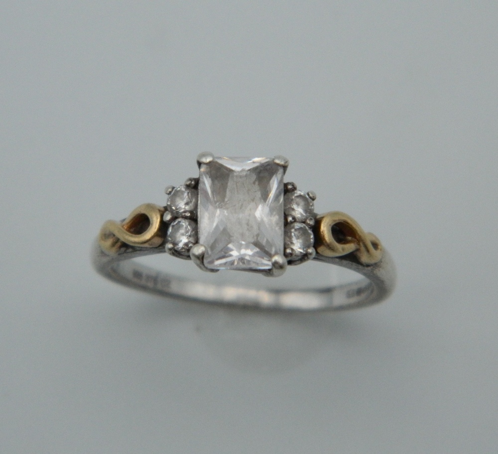 A 9 ct gold and silver ring. Ring Size L (2.