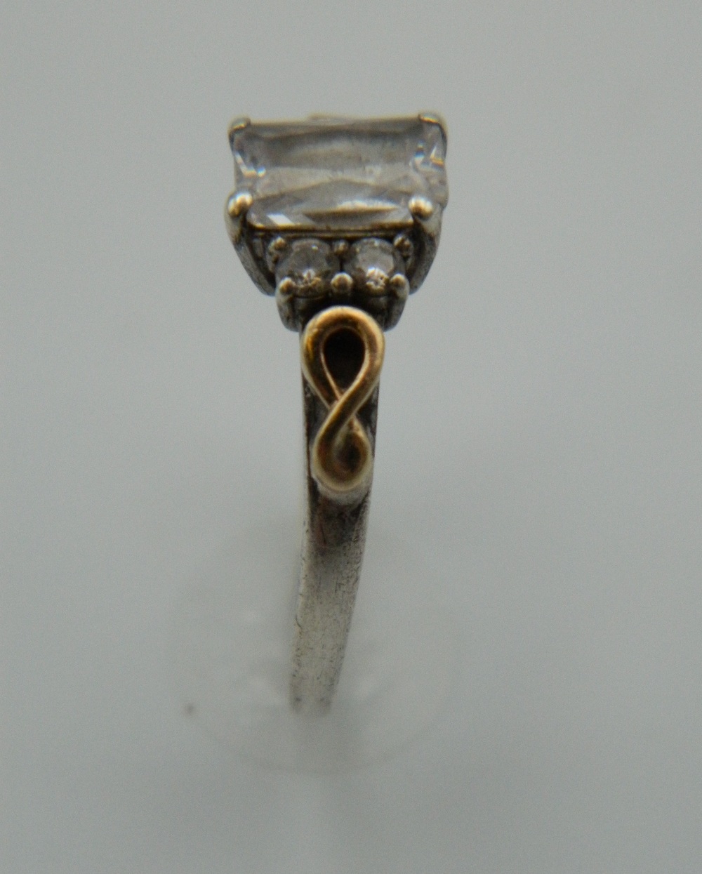 A 9 ct gold and silver ring. Ring Size L (2. - Image 6 of 6