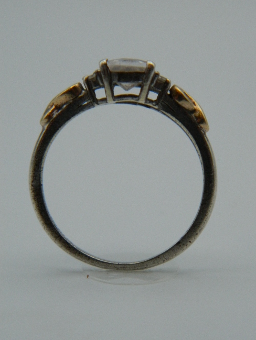 A 9 ct gold and silver ring. Ring Size L (2. - Image 4 of 6