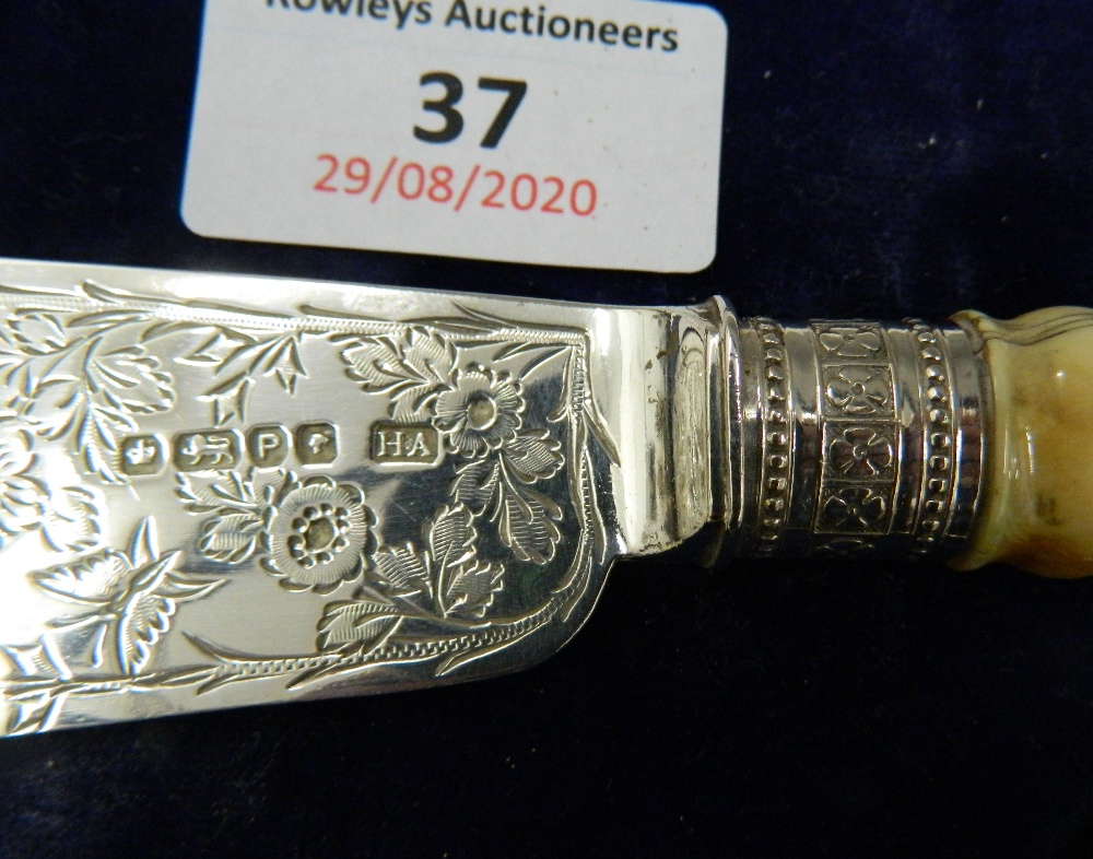 A cased silver bladed fish set. The case 37 cm wide (7.5 troy ounces total weight). - Image 7 of 7