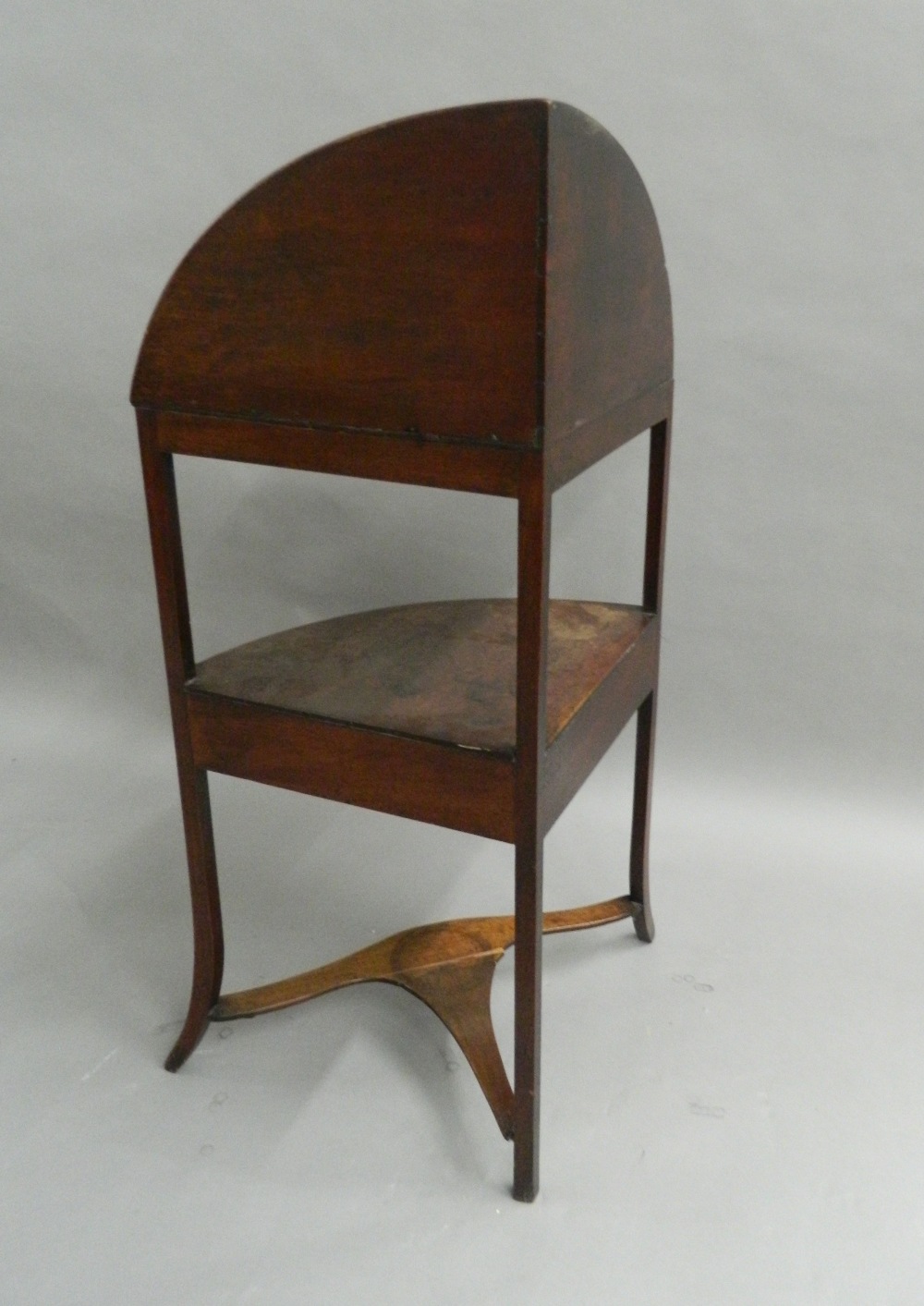 A Georgian mahogany corner washstand. 105.5 cm high. - Image 4 of 6