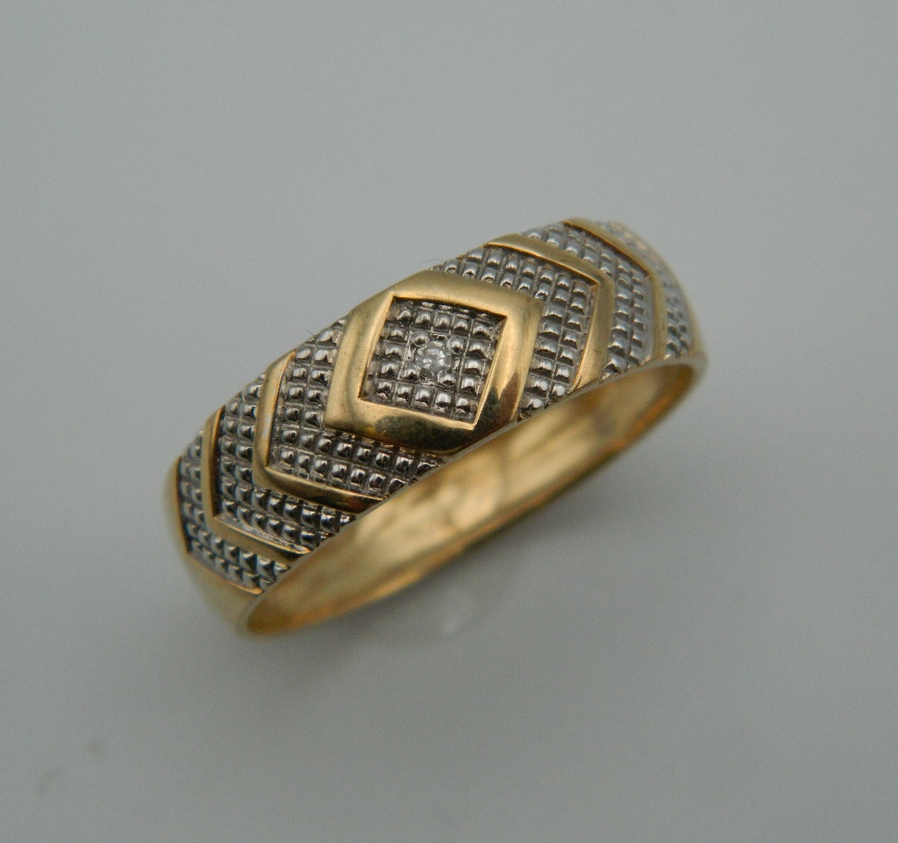 A 9 ct gold gentleman's diamond ring. Ring Size V/W (3.