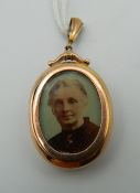 An Edwardian 9 ct gold double sided photo locket. 3.5 cm high (5.