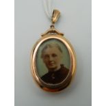 An Edwardian 9 ct gold double sided photo locket. 3.5 cm high (5.