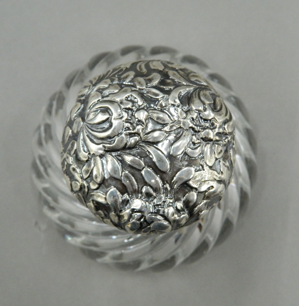 A silver topped inkwell. 8.5 cm wide. - Image 3 of 5