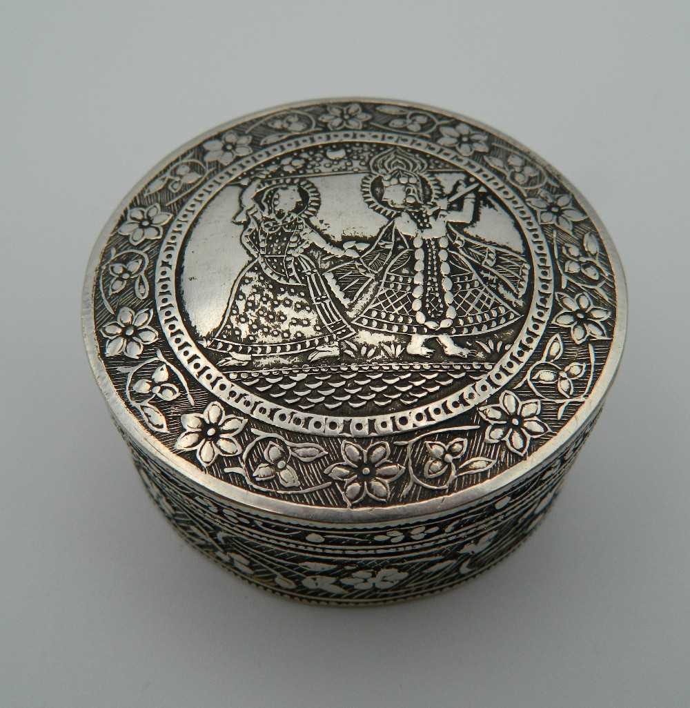 An Eastern silver box. 5.75 cm diameter (45.6 grammes).