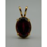 An 18 ct gold and garnet pendant. 2.5 cm high (6.