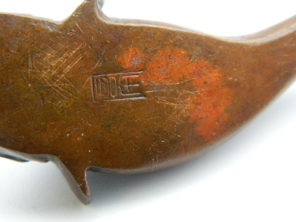 A small Japanese bronze model of a fish. 5.5 cm long. - Image 5 of 8