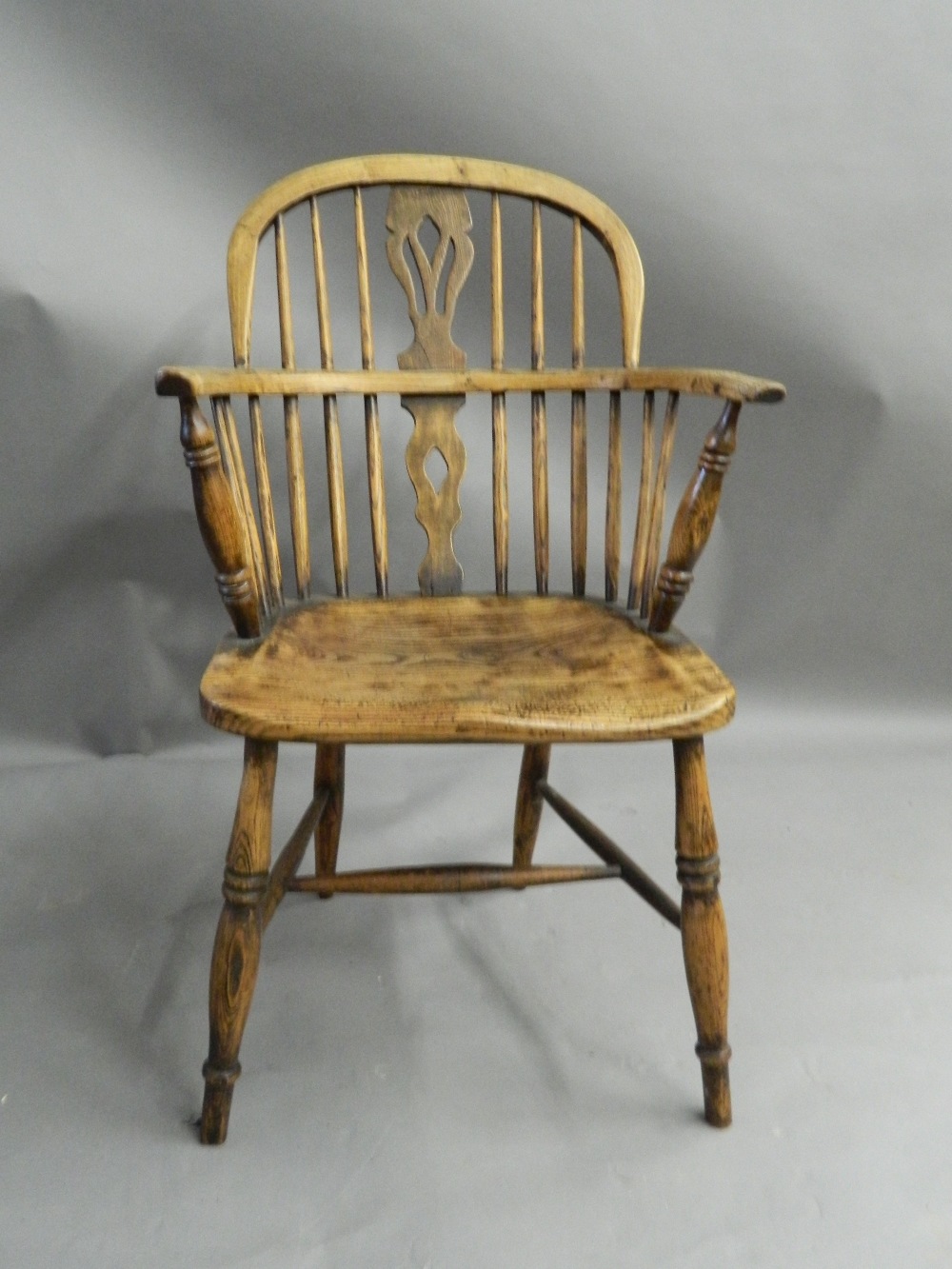 Two 19th century elm seated Windsor chairs. The largest 59 cm wide. - Image 5 of 7