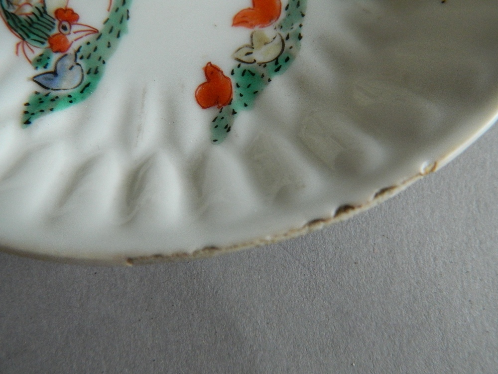 A small Japanese Kakiemon dish Decorated with chickens, butterflies and floral sprays. - Image 10 of 10