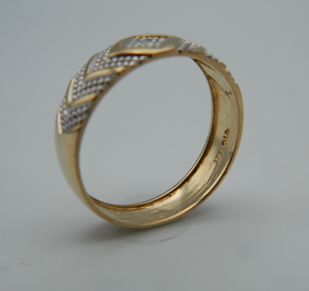 A 9 ct gold gentleman's diamond ring. Ring Size V/W (3. - Image 2 of 4