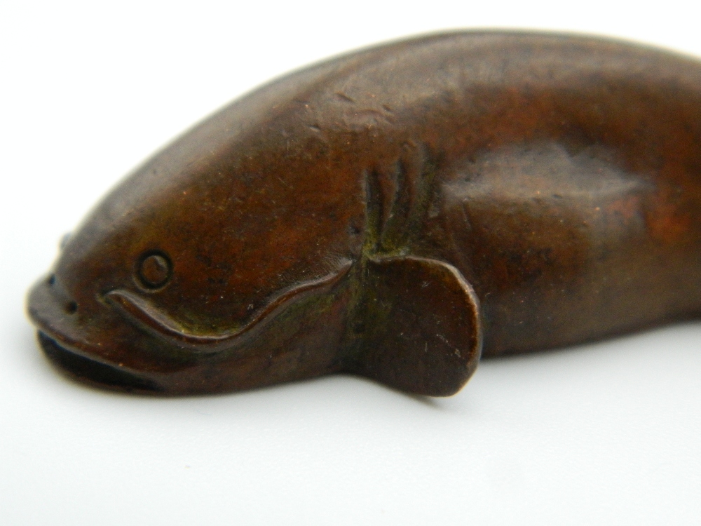 A small Japanese bronze model of a fish. 5.5 cm long. - Image 7 of 8