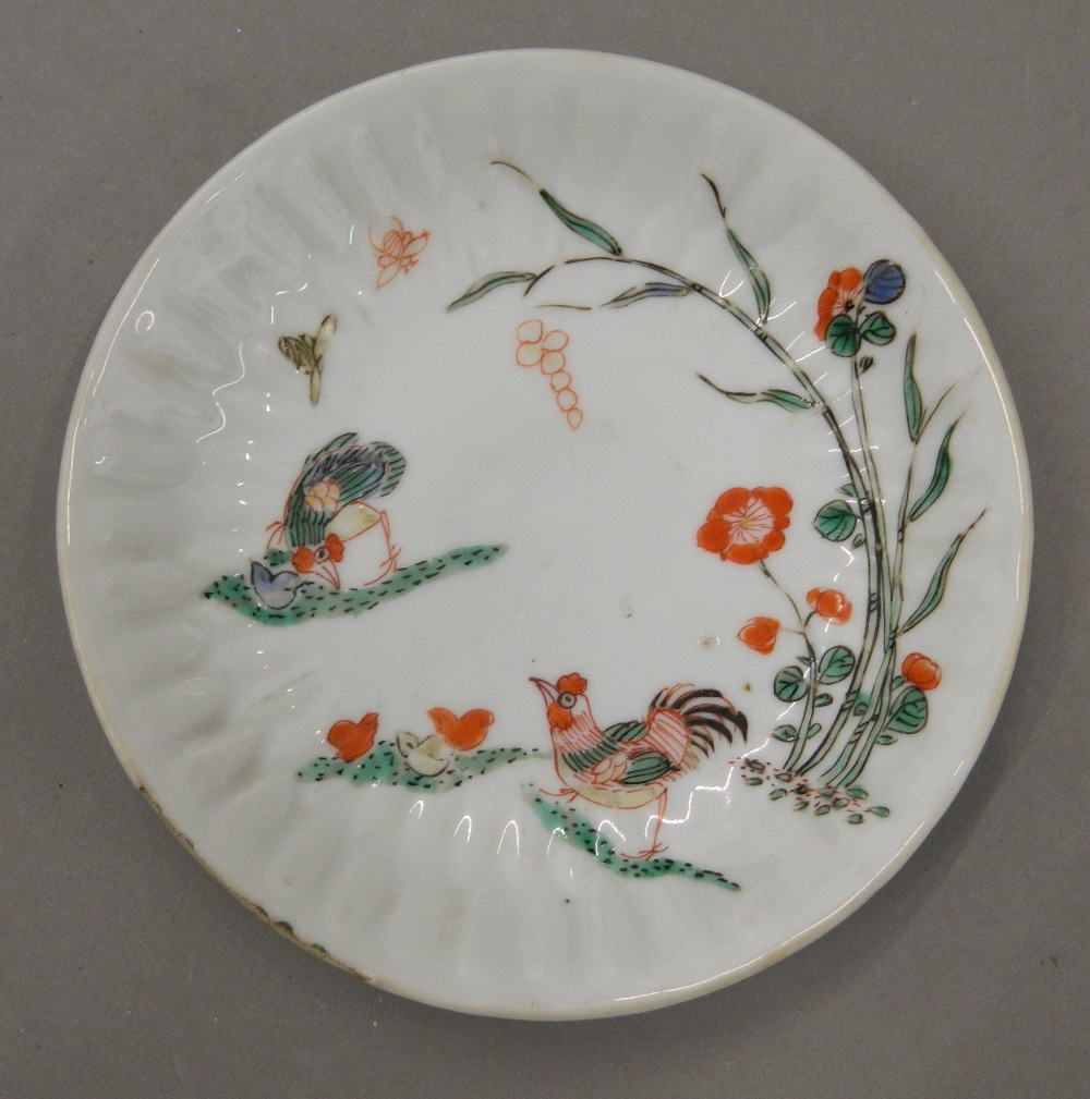 A small Japanese Kakiemon dish Decorated with chickens, butterflies and floral sprays. - Image 2 of 10