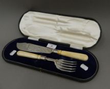 A cased silver bladed fish set. The case 37 cm wide (7.5 troy ounces total weight).