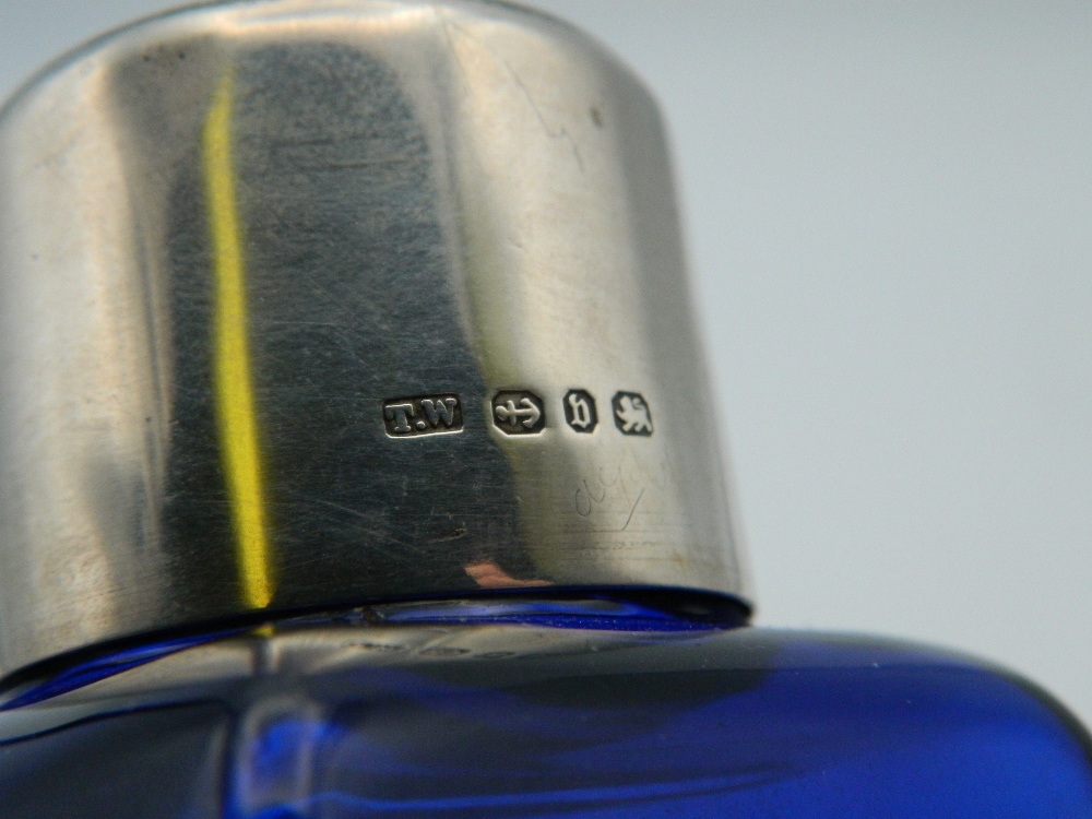 A silver topped blue glass scent bottle - Image 3 of 4