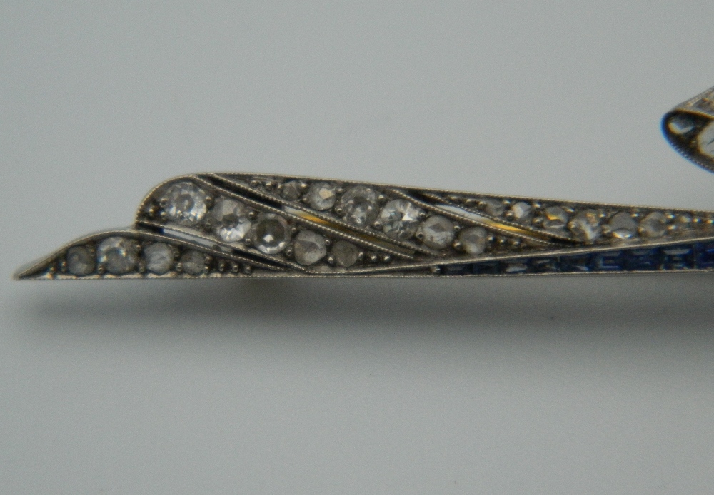 An Edwardian platinum diamond and sapphire bow brooch with an 18 ct gold pin. - Image 6 of 9