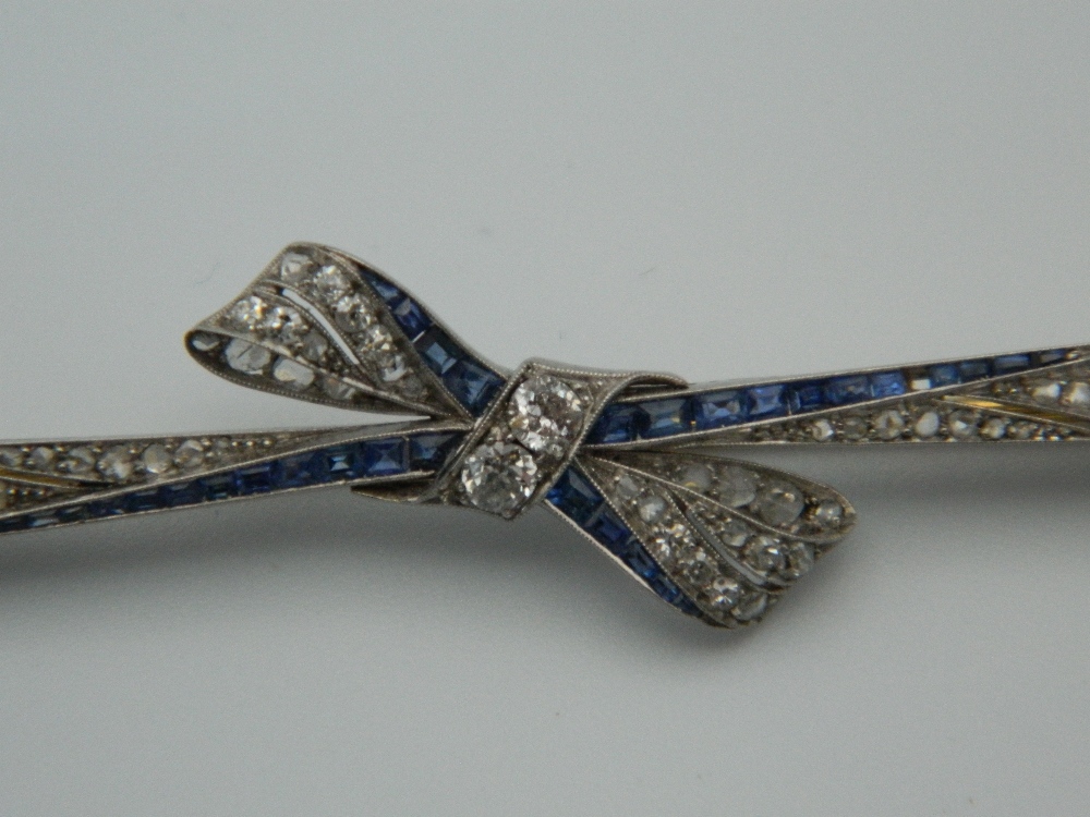 An Edwardian platinum diamond and sapphire bow brooch with an 18 ct gold pin. - Image 4 of 9