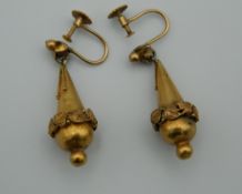 A pair of 19th century 9 ct gold drop earrings. 3 cm high (3.7 grammes).