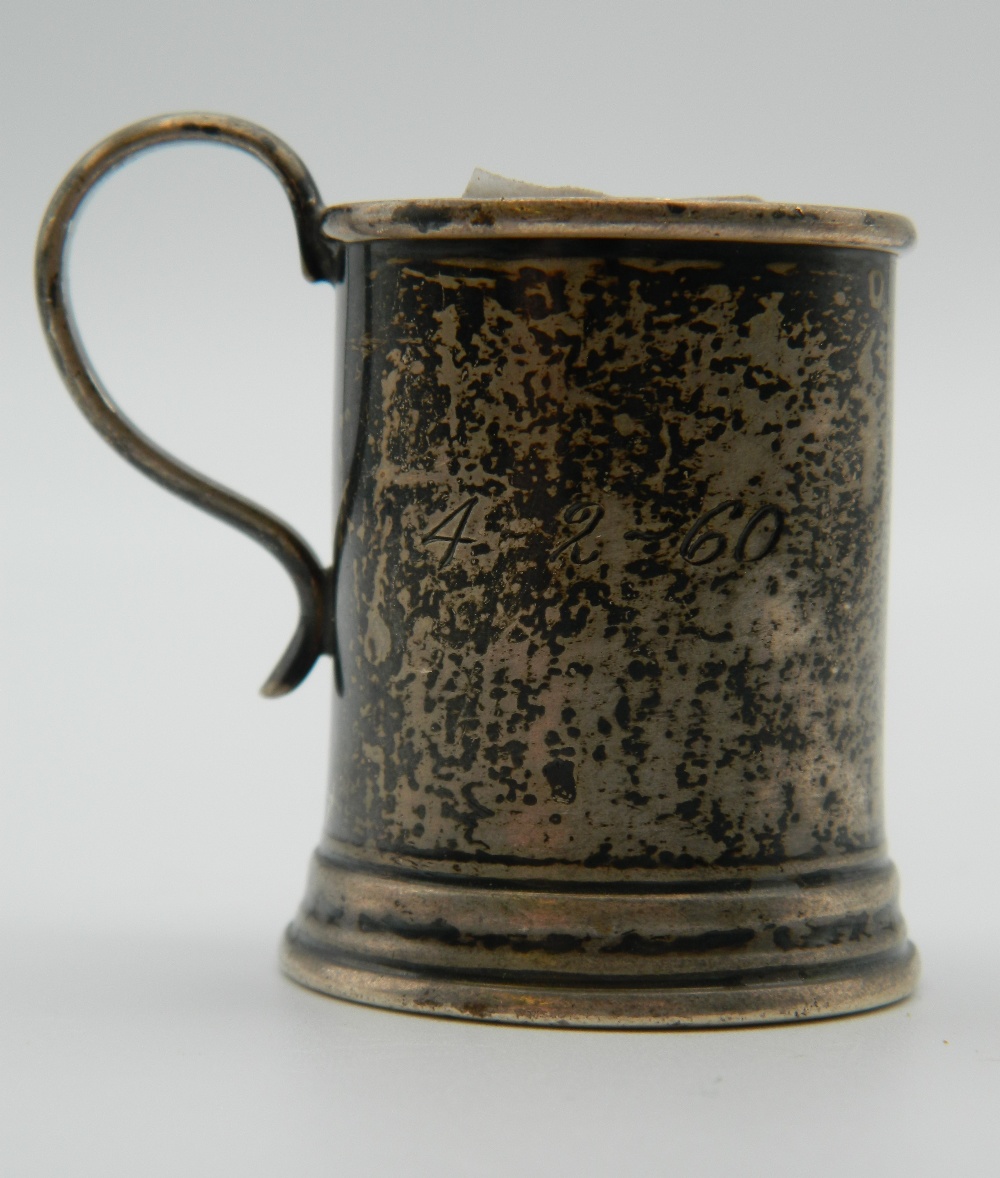 An unmarked miniature silver tankard. 4.5 cm high.