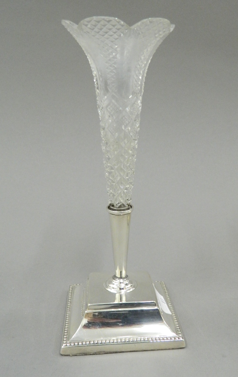 A pair of silver and glass bud vases. Each 20 cm high. - Image 2 of 7