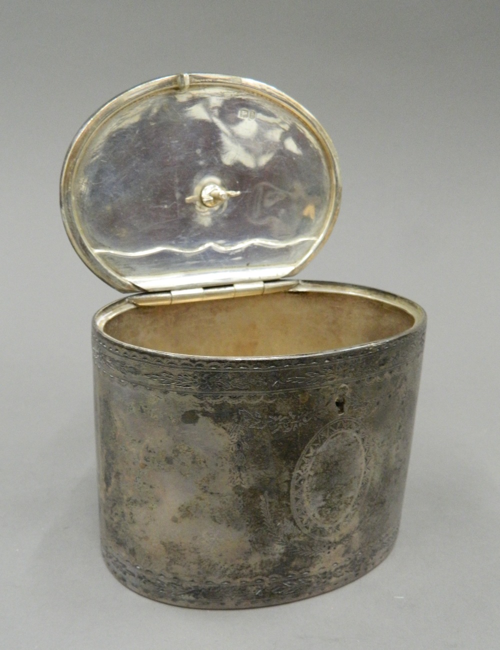 A Victorian silver tea caddy. 11 cm high (12. - Image 2 of 8