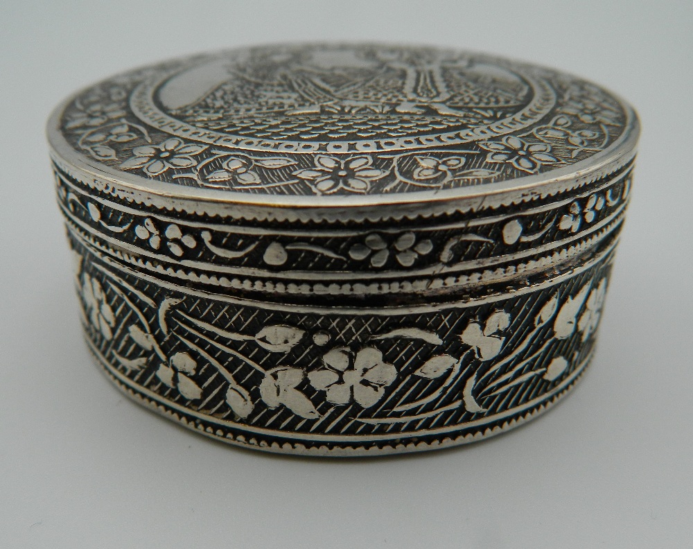 An Eastern silver box. 5.75 cm diameter (45.6 grammes). - Image 2 of 4