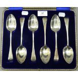 A cased set of silver serving spoons. The case 29 cm wide. 9.7 troy ounces.