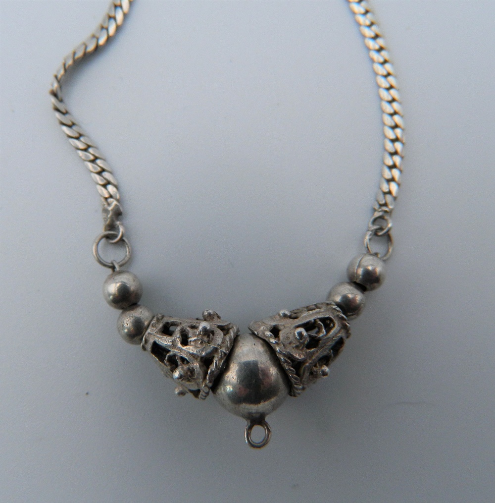 A small silver necklace. 43 cm long. 8.6 grammes. - Image 2 of 3