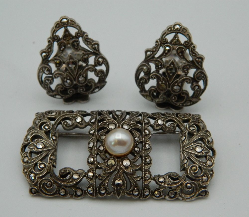 A box of various jewellery, etc. - Image 7 of 13