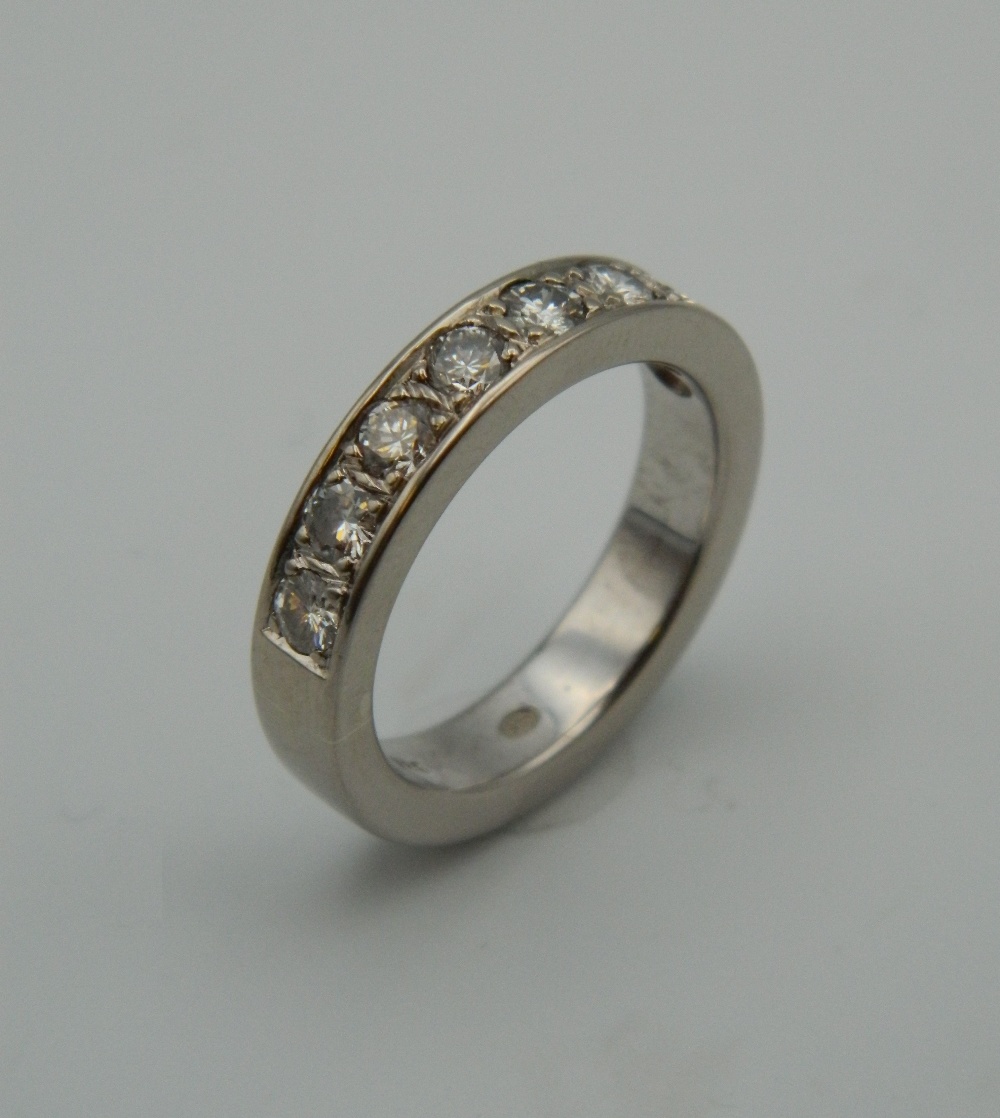 A good quality 18 ct white gold eight stone diamond band. Ring Size P. 10. - Image 5 of 5