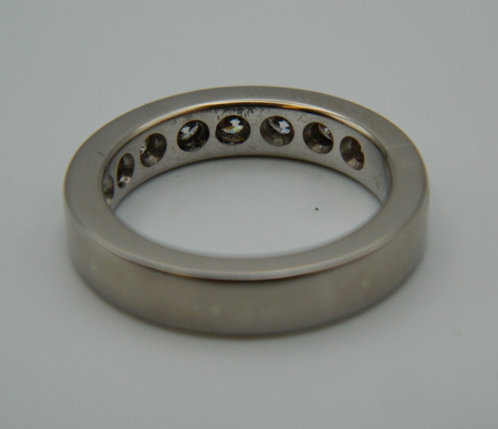 A good quality 18 ct white gold eight stone diamond band. Ring Size P. 10. - Image 3 of 5