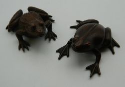 Two Japanese bronze frogs. The largest 4 cm long.