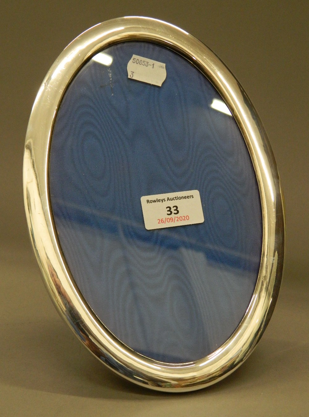 Two oval silver photograph frames. The largest 16.5 cm x 24 cm. - Image 2 of 8