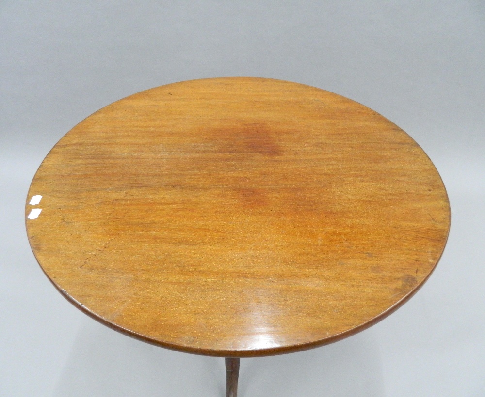 A Georgian mahogany tilt-top table. 80 cm diameter, 71.5 cm high. - Image 5 of 5