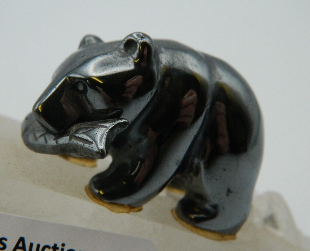 A model of a polar bear mounted on a crystal base. 12 cm long. - Bild 2 aus 2
