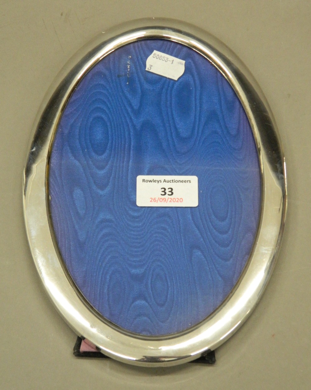 Two oval silver photograph frames. The largest 16.5 cm x 24 cm. - Image 3 of 8