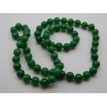 A string of jade beads. 84 cm long.