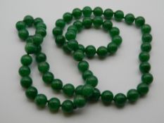 A string of jade beads. 84 cm long.