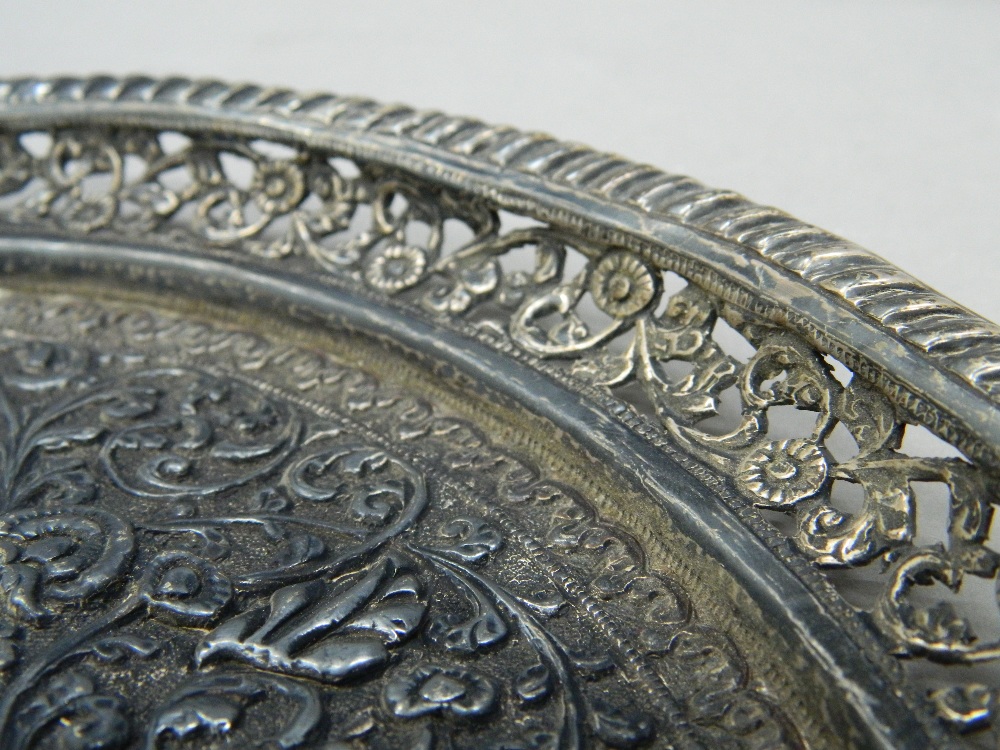 An Eastern embossed silver tray. 26 cm diameter. 11.9 troy ounces. - Image 5 of 5